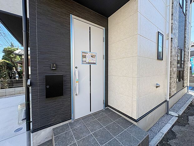 【玄関】玄関はおうちの顔と言われます。玄関アプローチは、外観デザインの印象を左右します。