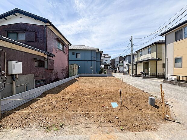 【外観】堂々たる趣ながら、主張し過ぎずどこか余裕を感じさせるシャープなフォルムで佇む邸宅は、晴天の空と照らし合わせる事で、本来あるべき完成形の姿を見せてくれます。