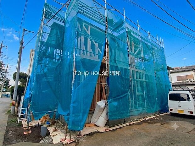 【外観】堂々たる趣ながら、主張し過ぎずどこか余裕を感じさせるシャープなフォルムで佇む邸宅は、晴天の空と照らし合わせる事で、本来あるべき完成形の姿を見せてくれます。