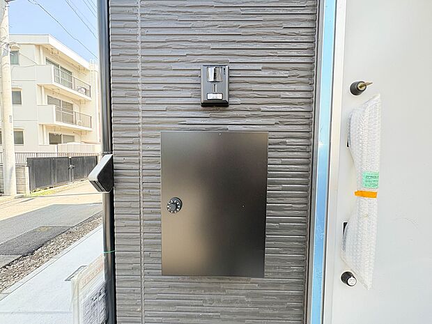 【宅配ボックス】好きな時間にいつでも荷物を受取れるため、到着時間を気にして自宅で待機したり、再配達の連絡をする手間がかかりません。共働きなど不在が多い方、ネット通販の利用が多い方に大変便利。…