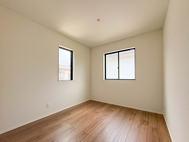 【子供部屋5.25帖】お子様のお部屋にぴったりなクロークを備えたフローリング仕様の洋室です。
