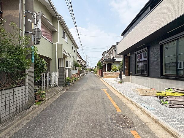 【前面道路】家の前をまっすぐの通りが走っている。クルマは少なく、人々は毎朝、ウォーキング、ジョギング、犬の散歩など、フリーな朝時間を過ごしている。