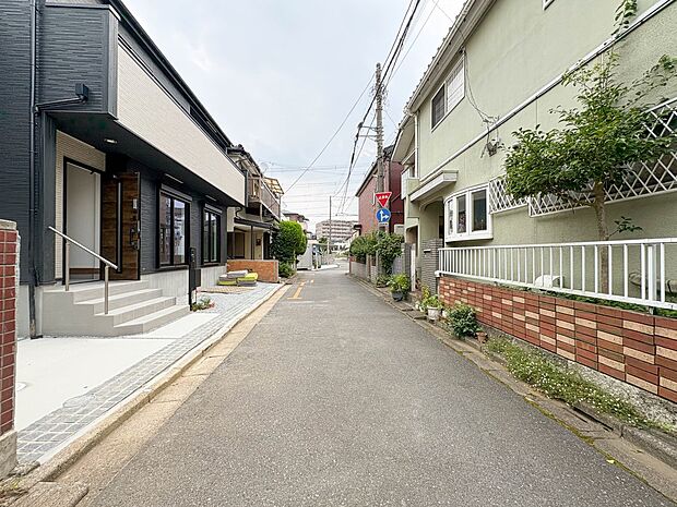 【前面道路】陽当りや通風性など各所に施された工夫で住みやすさを実現。部屋の大きさや周辺環境・街並など、資料には掲載していない情報が現地にはたくさんございます。是非ご確認下さい。