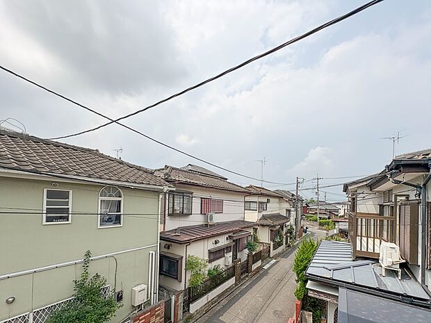 【眺望】その街並みは、さまざまな家の姿が、歩く人々を楽しませている。そう街並みは街の美しい風景なのだ。その風景が目をやさしく和ませてくれている。