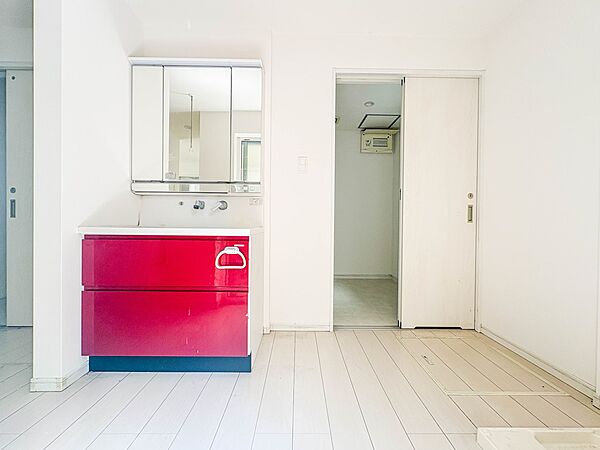 1号棟【洗面台】大きく見やすい三面鏡で清潔感ある洗面台は、身だしなみチェックや肌のお手入れに最適です。何かと物が増える場所だからこそ、スッキリと見映えの良い空間に拵えました。