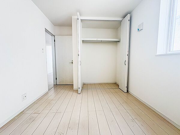 1号棟【収納】壁面クローゼットのメリットは、衣類が横一列に並ぶためひと目で洋服が選びやすいこと。衣類をたくさんお持ちの方も、限られたスペース内に無理なく収納することができます。