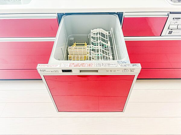 【浴室暖房乾燥機】  雨の日の部屋干しは乾きにくく、生乾きの臭いが気になります。浴室暖房乾燥機があればそんな心配はいりません。換気や暖房機能もあるのでカビの発生や寒い日のヒートショックも防ぎ…