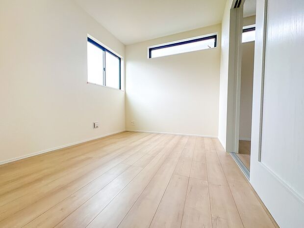 【子供部屋4帖】お子様のお部屋にぴったりなクロークを備えたフローリング仕様の洋室です。