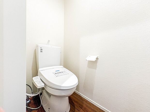 3号棟【トイレ】トイレ・ウォシュレット付。快適で衛生的な洗浄機能付温水シャワートイレです。