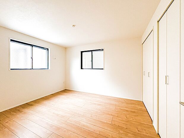 2号棟【納戸7帖】 快適に過ごす条件は、一人ひとり違います。だからこそ飾り過ぎないシンプルな内装と偏り過ぎないデザインで統一しました。暮らしの中でオーナー様だけの【マイホーム】に創り上げて…