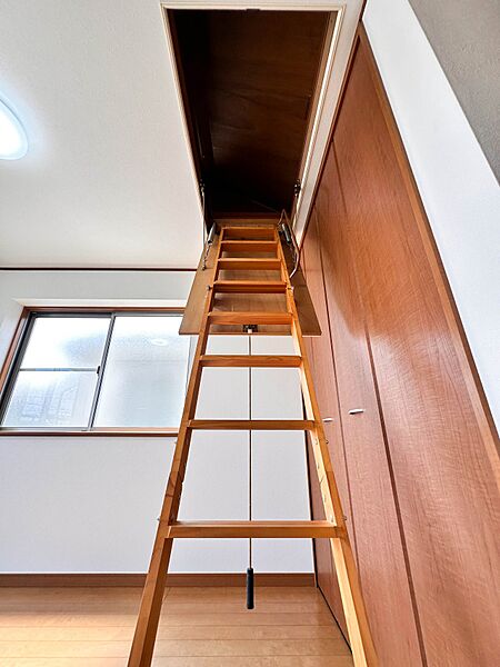 屋根裏収納