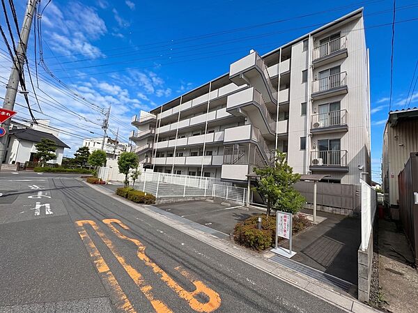 【外観】家族の温かさと陽光の暖かさ、楽しい毎日と明るい未来を予感させる「空間が織り成すひとつ先の住み心地」を演出します。※青空はイメージです。