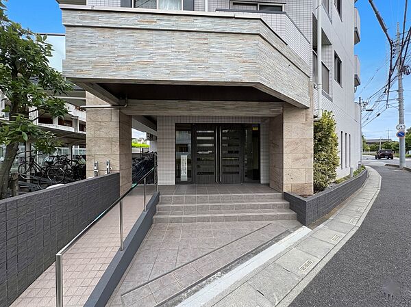 【エントランス】その住居の第一印象となるのがエントランスホールです。訪問されたお客さまをやさしくお迎えします。エントランスホールは、いわば住居の顔です。
