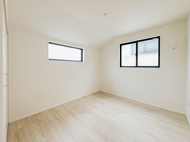 【子供部屋5.2帖】お子様のお部屋にぴったりなクロークを備えたフローリング仕様の洋室です。