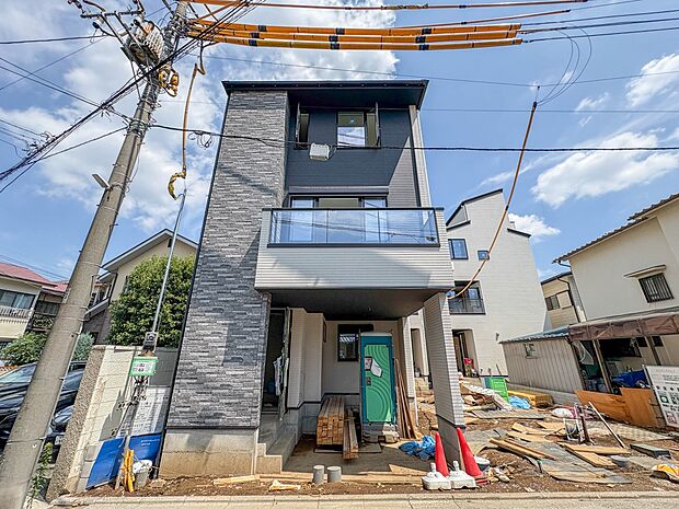 【現地】陽あたりの良さは必須条件。家族の温かさと陽光の暖かさ、楽しい毎日と明るい未来を予感させる。