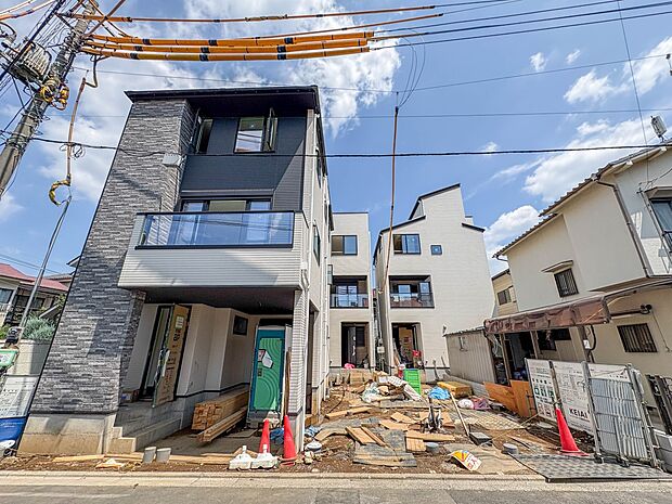【外観】堂々たる趣ながら、主張し過ぎずどこか余裕を感じさせるシャープなフォルムで佇む邸宅は、晴天の空と照らし合わせる事で、本来あるべき完成形の姿を見せてくれます。