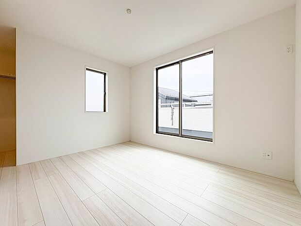 【居室7.25帖】お子様のお部屋にぴったりなクロークを備えたフローリング仕様の洋室です。