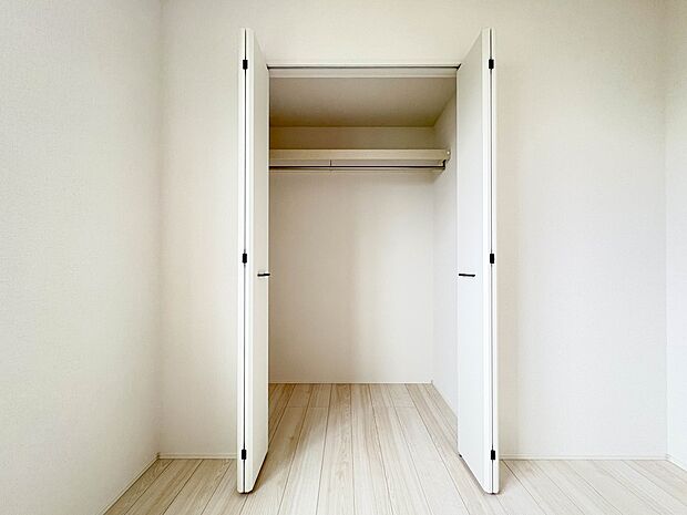 【収納】壁面クローゼットのメリットは、衣類が横一列に並ぶためひと目で洋服が選びやすいこと。衣類をたくさんお持ちの方も、限られたスペース内に無理なく収納することができます。