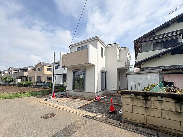 【外観】堂々たる趣ながら、主張し過ぎずどこか余裕を感じさせるシャープなフォルムで佇む邸宅は、晴天の空と照らし合わせる事で、本来あるべき完成形の姿を見せてくれます。