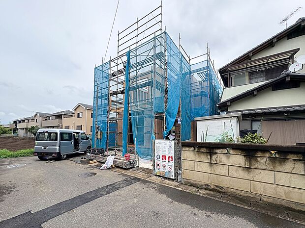 【外観】堂々たる趣ながら、主張し過ぎずどこか余裕を感じさせるシャープなフォルムで佇む邸宅は、晴天の空と照らし合わせる事で、本来あるべき完成形の姿を見せてくれます。