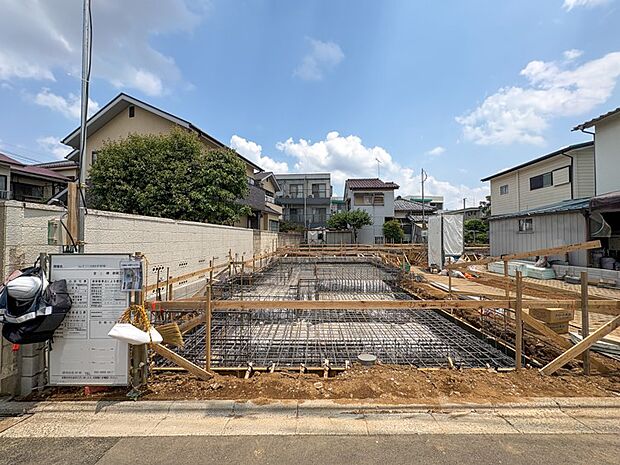 【現地】車通りの少ない閑静な住宅街に位置しております。