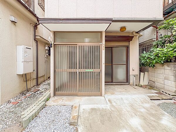 【玄関】玄関はおうちの顔と言われます。玄関アプローチは、外観デザインの印象を左右します。