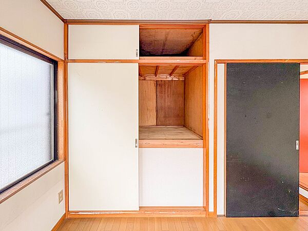 【押入れ】和室には押入れもございます。布団なども十分入るスペースです。