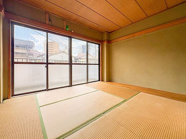 【和室5.2帖】  畳には音を吸収する作用があるので、元気いっぱいのお子さんの遊び場所として、最適な空間となるでしょう。また、クッション性があるのでお子さんが転んでケガをするリスクを軽減して…