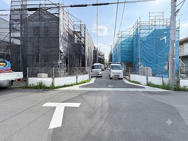 【前面道路】家の前をまっすぐの通りが走っている。クルマは少なく、人々は毎朝、ウォーキング、ジョギング、犬の散歩など、フリーな朝時間を過ごしている。