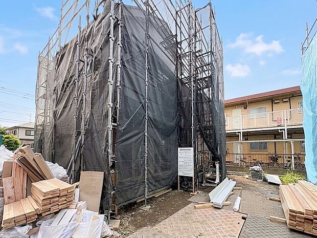 【外観E号棟】家族の温かさと陽光の暖かさ、楽しい毎日と明るい未来を予感させる「空間が織り成すひとつ先の住み心地」を演出します。