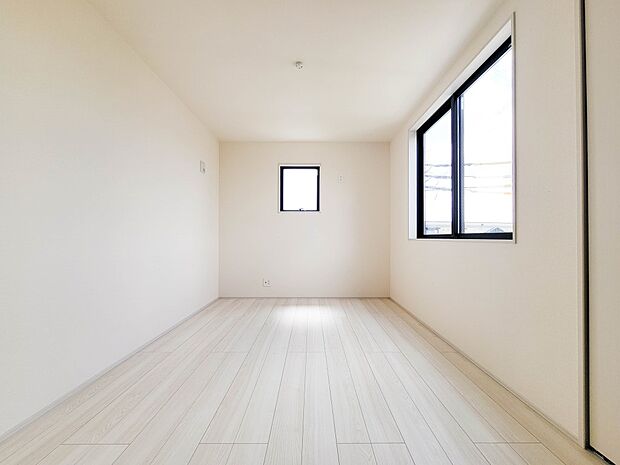 【寝室】シンプルな内装はおしゃれのポイントです。シンプルは華美より飽きがこないからです。色や模様でおしゃれ感をだす。それがシンプルイズビューティーです。