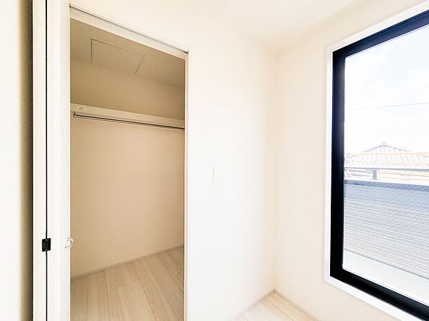 【収納】各所に配置された収納スペースは、洋服や小物はもちろんのこと、掃除機や日用予備品・お子様のおもちゃなど様々な物を収納して頂ける便利なスペースです。