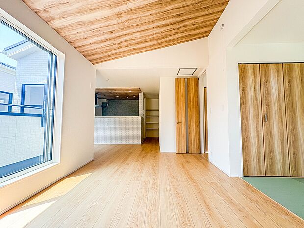【LDK】シンプルなデザインの家は風情がある。住む人のこだわりを感じる。外観も内装もいたってシンプル。居心地がよく、家事や趣味、子育てなどにも集中できる。家も人間も熟成するほどシンプルになっ…