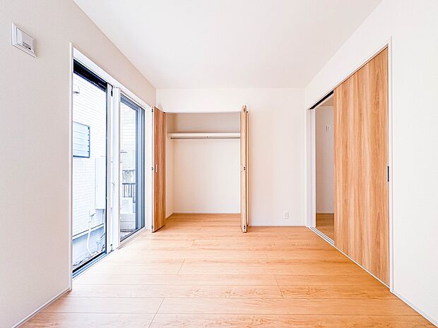 【子供部屋】お子様のお部屋にぴったりなクロークを備えたフローリング仕様の洋室です。