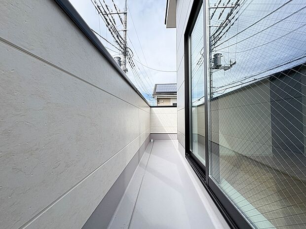 【バルコニー】朝の澄んだ空気や、夕方に吹く清々しい風を五感で感じられるバルコニー。屋外にあって、住まいの中でも本当の自然を感じられるスペースです。