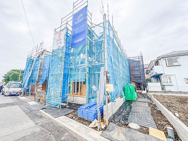 【玄関】家の顔となる玄関は、高いデザイン性が求められます。高級感と断熱性、防犯性に優れた玄関ドアを標準装備。ピッキング対策のセキュリティサムターン等、防犯に考慮しました。