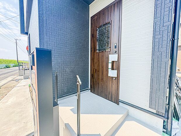 【玄関】家の顔となる玄関は、高いデザイン性が求められます。高級感と断熱性、防犯性に優れた玄関ドアを標準装備。ピッキング対策のセキュリティサムターン等、防犯に考慮しました。
