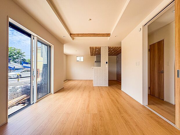 【LDK】シンプルなデザインの家は風情がある。住む人のこだわりを感じる。外観も内装もいたってシンプル。居心地がよく、家事や趣味、子育てなどにも集中できる。家も人間も熟成するほどシンプルになっ…