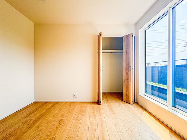 【子供部屋】お子様のお部屋にぴったりなクロークを備えたフローリング仕様の洋室です。