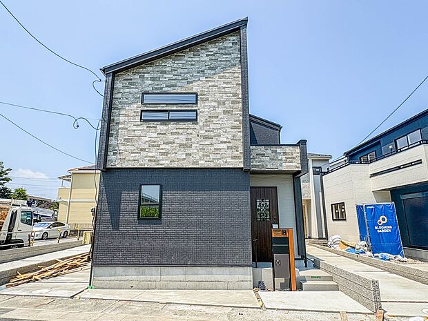 【ひとつ先の住み心地】家族の温かさと陽光の暖かさ、楽しい毎日と明るい未来を予感させる「空間が織り成すひとつ先の住み心地」を演出します。