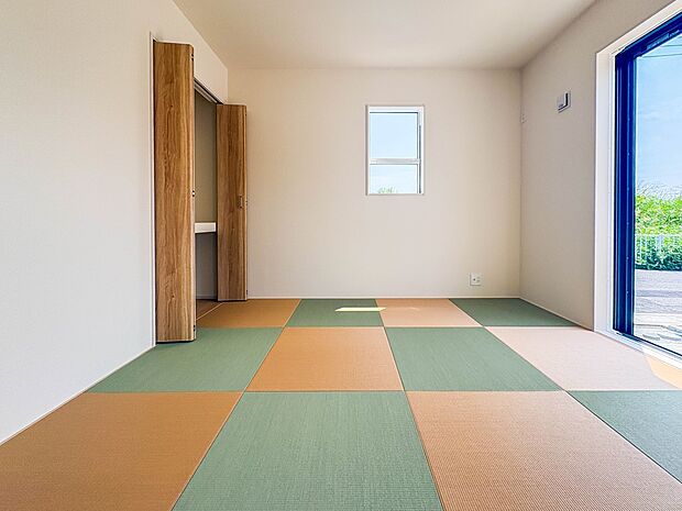 【和室】 畳には音を吸収する作用があるので、元気いっぱいのお子さんの遊び場所として、最適な空間となるでしょう。また、クッション性があるのでお子さんが転んでケガをするリスクを軽減してくれます…