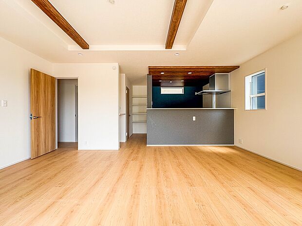 【LDK】シンプルなデザインの家は風情がある。住む人のこだわりを感じる。外観も内装もいたってシンプル。居心地がよく、家事や趣味、子育てなどにも集中できる。家も人間も熟成するほどシンプルになっ…