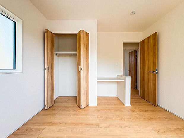 【子供部屋】お子様のお部屋にぴったりなクロークを備えたフローリング仕様の洋室です。