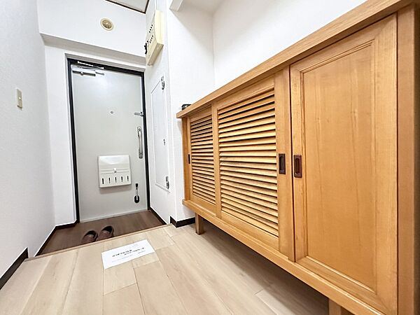 【シューズボックス（下駄箱）】  大型のシューズボックスには靴やブーツ、サンダルはもちろん、ハンカチや手袋、バック類などのお出かけ用品、印鑑や朱肉なども収納可能です。