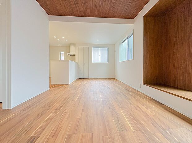 「リビング」通風・採光に優れ、心地よい光と風が溢れています。贅沢で豊かな居住性とプライドを満たすクオリティが見事に調和した住空間。新築ならではの快適なひとときをご体感頂ける筈です。