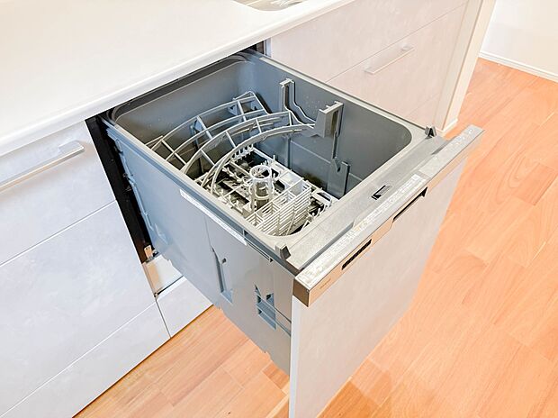 【ビルトイン食器洗浄乾燥機】食器洗いのわずらわしさから開放してくれる嬉しい設備。後片付けの手間を減らし奥様の時間を有効活用できます。お湯と洗剤を使う機会が少なくなるため、手荒れ防止にも。