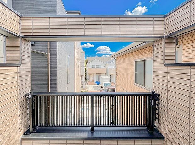 【眺望】朝の澄んだ空気や、夕方に吹く清々しい風を五感で感じられるバルコニー。