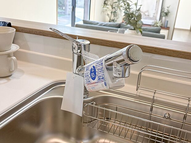 【浄水器一体型混合水栓】 一つの蛇口で「原水(水道水)」「シャワー」「浄水」を切り替えられる、浄水器を内蔵した混合水栓です。浄水は、水栓本体の首部分に付属のカートリッジをセットして使用しま…