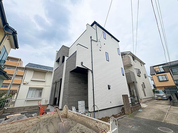 【外観】こちらの物件に少しでもご興味がありましたら、お気軽にお電話下さい。ネット上で「見えない物」「わからない事」でも、実際にご見学いただくことで、手に取るようにおわかりいただけるはずです。…
