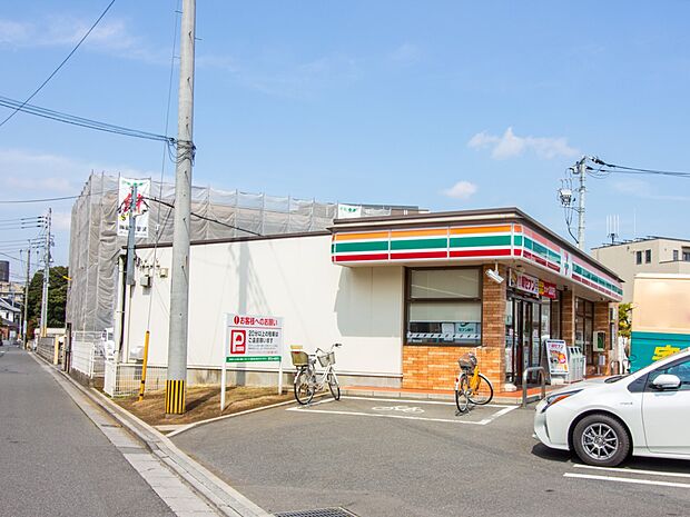 コンビニ 450m セブンイレブンさいたま鹿手袋3丁目店(セブンイレブンは近くて便利を掲げています。近くとは、心の近さ。便利とはモノが期待以上の品質でお客さまに届くこと。セブン銀行など新しい…